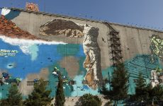 Τοιχογραφίες  (graffiti) στο Δημοτικό Κολυμβητήριο και στο Μουσείο Πόλης (επιφάνεια ΟΣΕ)