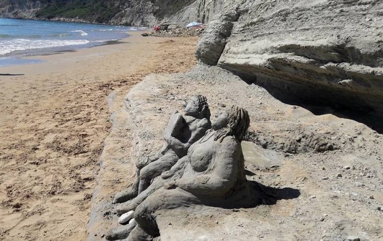 Κέρκυρα: φεύγοντας άφησαν ένα έργο τέχνης στην παραλία
