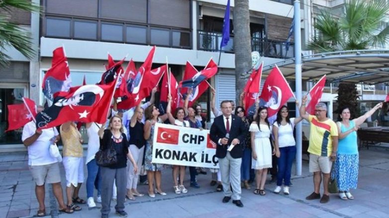 Τούρκοι εθνικιστές διαμαρτυρήθηκαν έξω από το ελληνικό προξενείο στη Σμύρνη