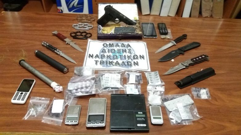 Σύλληψη τριών ατόμων για ναρκωτικά και όπλα στα Τρίκαλα