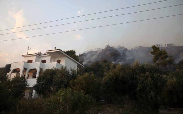 Χαλκιδική: Ολονύχτια επιχείρηση για την κατάσβεση της φωτιάς στην Κασσάνδρα
