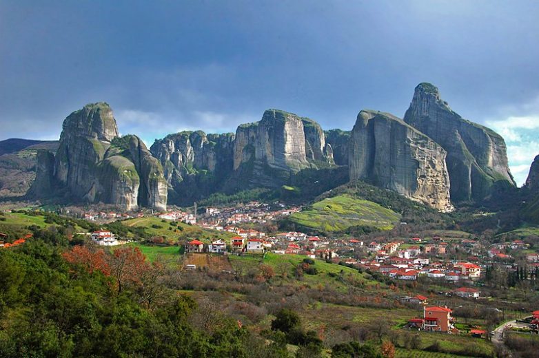 Στα χρώματα της γαλανόλευκης φωτίζει τα Μετέωρα η Περιφέρεια Θεσσαλίας