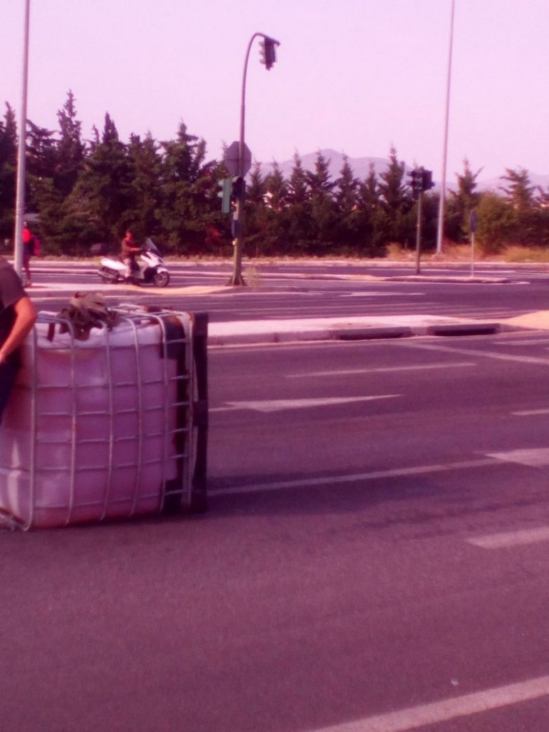 Βυτίο με ξύδι έπεσε στον περιφερειακό του Βόλου