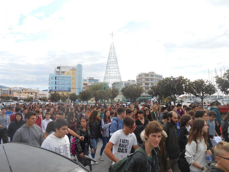 Μεγάλη μαθητική πορεία στο κέντρο του Βόλου