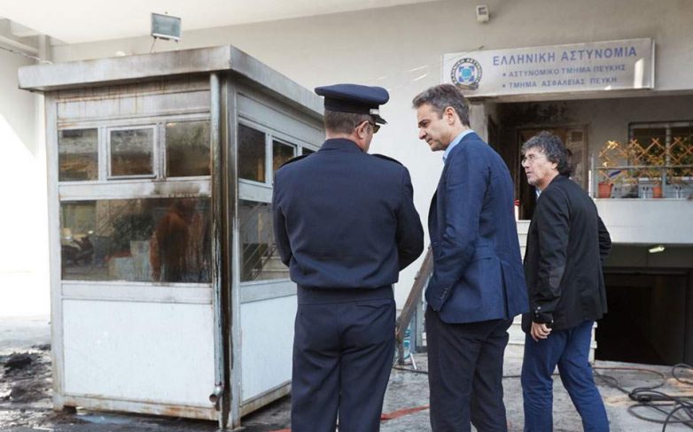 Στη Βουλή την επίθεση στο Α.Τ. Πεύκης φέρνει ο Πρόεδρος της Ν.Δ – Τζανακόπουλος: «Σερίφης» ο Μητσοτάκης