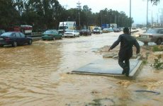 Eγκλωβισμένοι οδηγοί στη Νέα Πέραμο από την ισχυρή βροχόπτωση – Προβλήματα στην Αθηνών-Κορίνθου