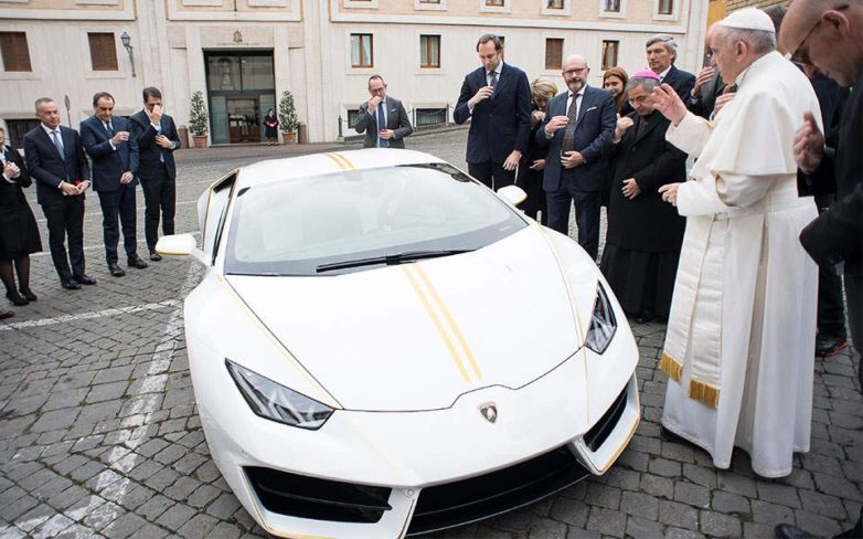 Μια λευκή και κίτρινη Lamborghini για τον Πάπα Φραγκίσκο