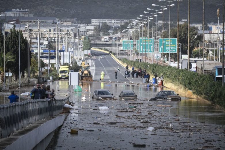 4 νεκροί από την κακοκαιρία στη Μάνδρα