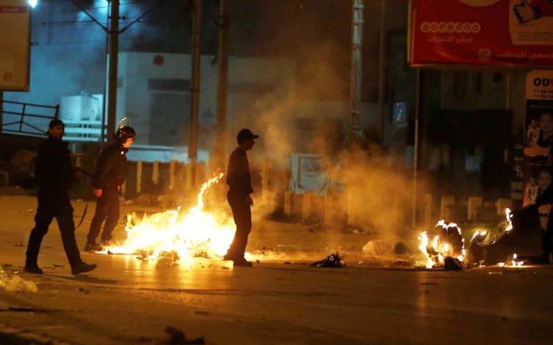 Τυνησία: Νέες ταραχές, για τρίτη συνεχόμενη νύχτα, σε πολλές πόλεις