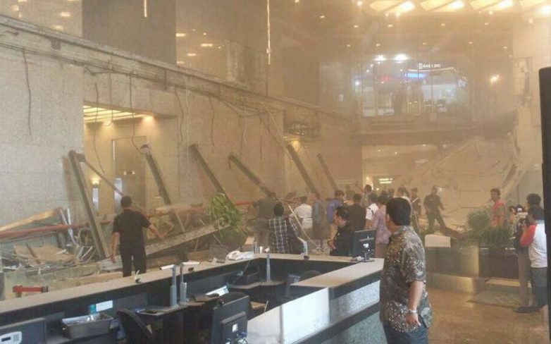 Κατέρρευσε τμήμα του Χρηματιστηρίου της Τζακάρτα – Τουλάχιστον 12 τραυματίες