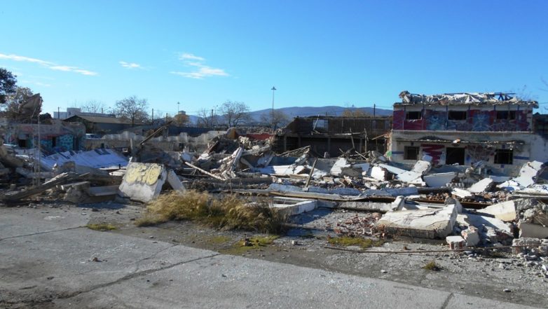 Ψάχνουν για μέταλλα και ξύλα στα μπάζα της έκτασης του Π.Θ. στα Παλιά