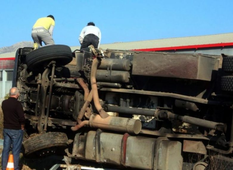 Νταλίκα συγκρούστηκε με αυτοκίνητο στον περιφερειακό του Βόλου