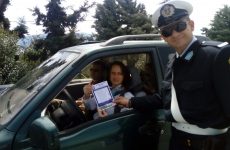Ενημερωτικά φυλλάδια διένειμαν αστυνομικοί του Τμήματος Τροχαίας Αυτοκινητοδρόμων Μαγνησίας σε οδηγούς