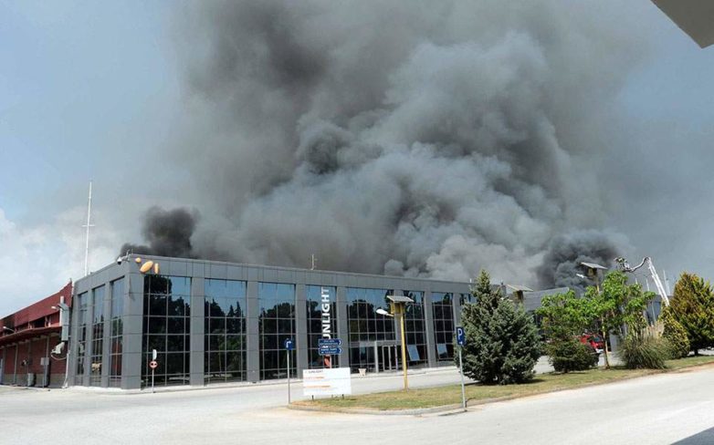 Μεγάλη φωτιά σε εργοστάσιο μπαταριών στην Ξάνθη