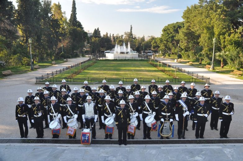 Η Μπάντα  του Πολεμικού Ναυτικού παίζει για τον “Ιππόκαμπο”