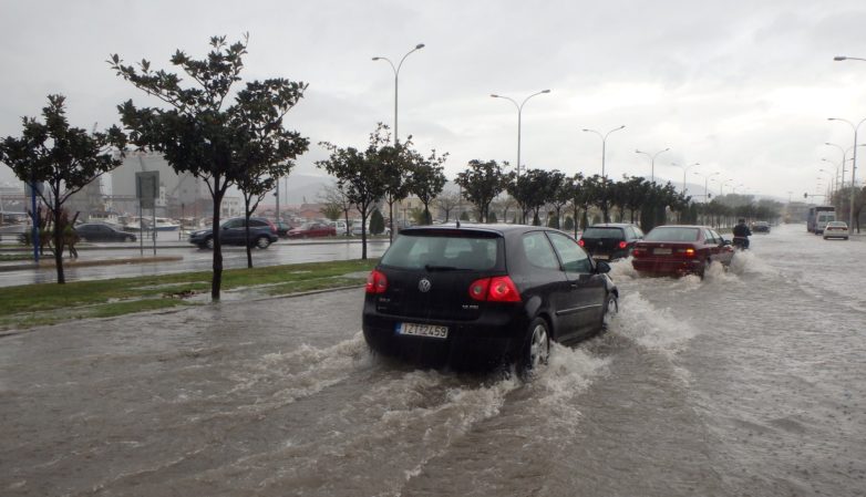 Νέα καταιγίδα ξέσπασε στο Βόλο