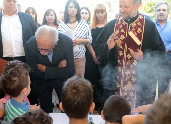 Στο 1ο ΕΠΑΛ και στο 5ο Νηπιαγωγείο Αγίων Αναργύρων παρακολούθησε τον αγιασμό ο Υπουργός Παιδείας Κ. Γαβρόγλου