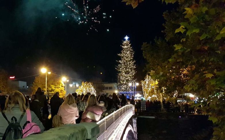 Φωταγωγήθηκε στα Τρίκαλα το πιο ψηλό φυσικό χριστουγεννιάτικο δέντρο στην Ελλάδα