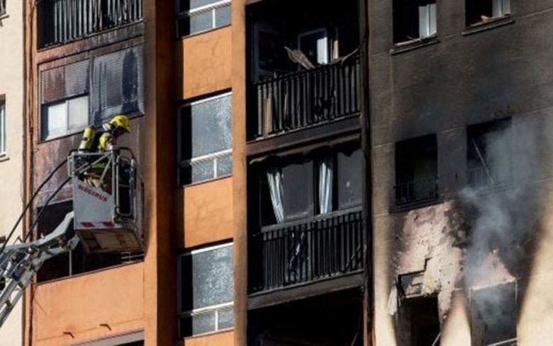 Τρεις νεκροί και 16 τραυματίες από πυρκαγιά σε πολυκατοικία στην Καταλωνία