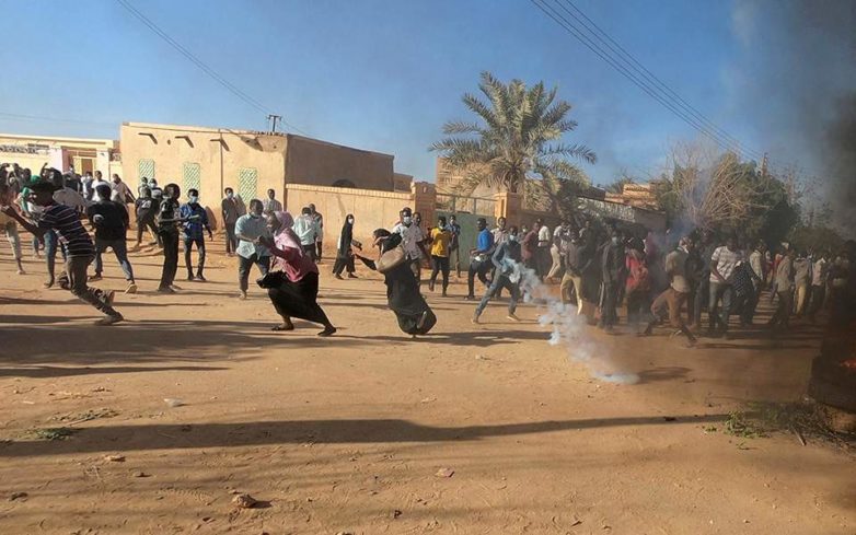 Σε κατάσταση έκτακτης ανάγκης το Σουδάν, διαλύθηκε η κυβέρνηση