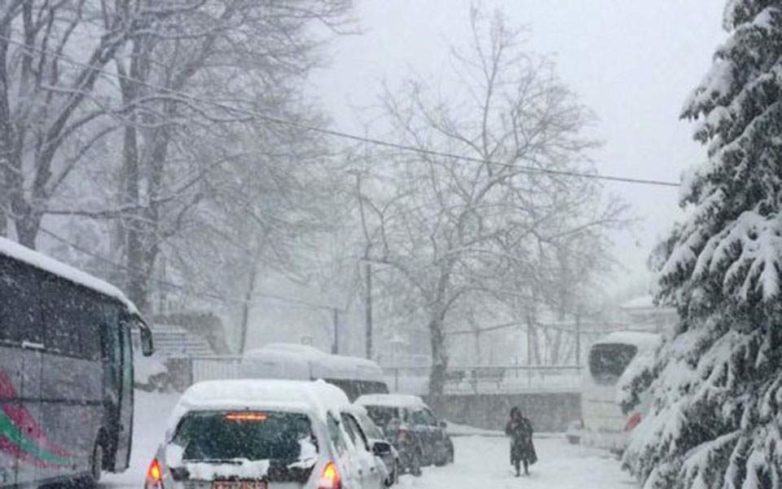 Λάρισα: Ταλαιπωρία για επιβάτες λεωφορείων και ΙΧ που εγκλωβίστηκαν στο χιόνι
