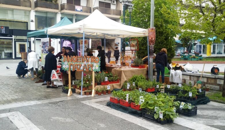 Ανοιξιάτικο παζάρι στον πεζόδρομο της Ερμού των μαθητών του ΕΕΕΕΚ