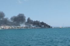 Στις φλόγες ιστιοπλοϊκό σκάφος 10 μέτρων στη παραλία του Βόλου