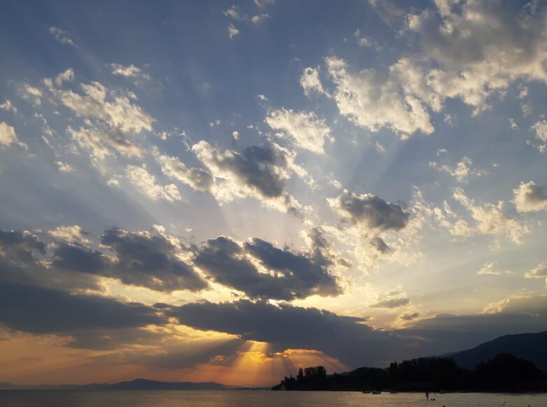 Πτώση θερμοκρασίας, καταιγίδες και ισχυροί άνεμοι την Πέμπτη