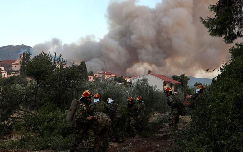 Εύβοια: Μάχη στα περιφερειακά μέτωπα για να περιοριστεί η επέκταση της φωτιάς