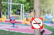 Τέλος το κάπνισμα, με αυστηρά πρόστιμα, και στις παιδικές χαρές