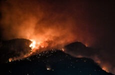 Ολονύχτια μάχη με τις φλόγες στο Λουτράκι