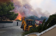 Ανεξέλεγκτη η πυρκαγιά στην Ζάκυνθο: ενισχύονται οι δυνάμεις από όλη την Ελλάδα