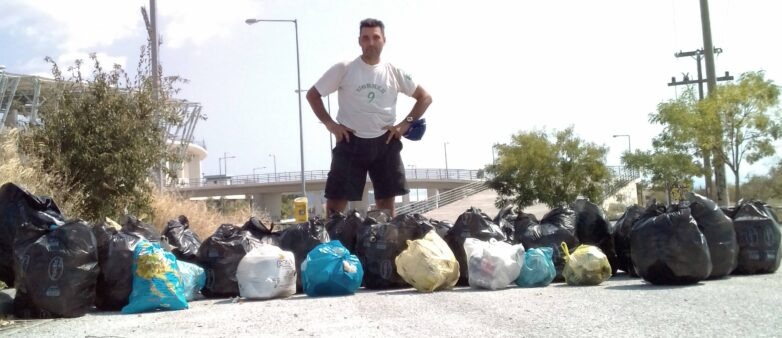 Σακούλες σκουπιδιών έβγαλε από το πάρκο ”Νέας Ιωνίας ” ο  αθλητής Ανδρέας Κεχαγιάς