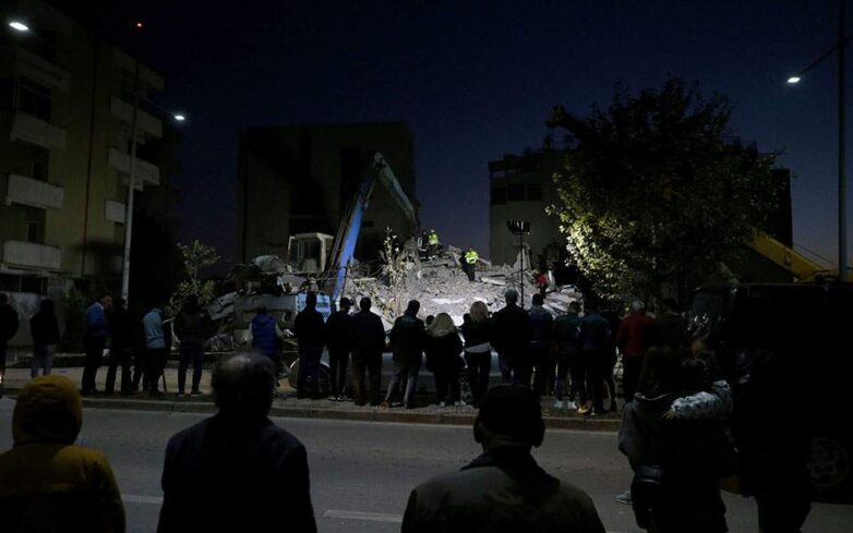 Αλβανία: 21 νεκροί και 15 αγνοούμενοι στα ερείπια