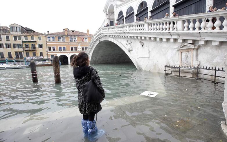 Ανυπολόγιστες καταστροφές και ένας νεκρός από τη «βιβλική» πλημμύρα στη Βενετία