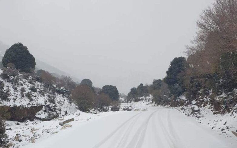 Έντονη χιονόπτωση σε Ευρυτανία και δυτική Φθιώτιδα