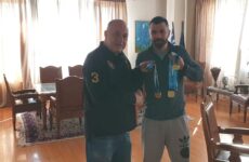 Τον πολυνίκη αθλητή της κωπηλασίας Ανδρέα Τιλελή συνεχάρη ο δήμαρχος Βόλου
