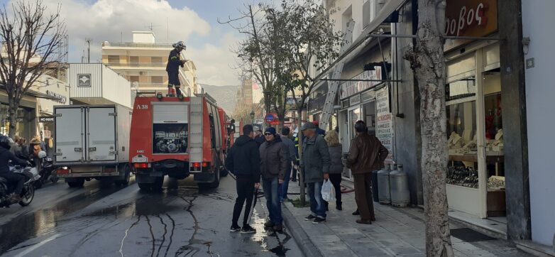 Στις φλόγες παλιό τριώροφο σπίτι στη Σκόπελο