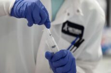 Kλινική δοκιμή εμβολίου σε εθελοντές στην Κίνα – Οι τέσσερις πιο ελπιδοφόρες θεραπείες με φάρμακα
