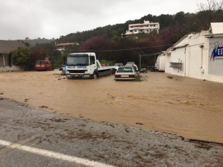 Προβλήματα από την κακοκαιρία στη Σκιάθο (βίντεο)