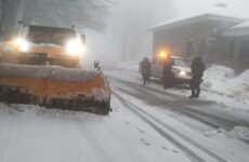 Χιονίζει στα Χάνια-Κατολίσθηση στη Μακρινίτσα