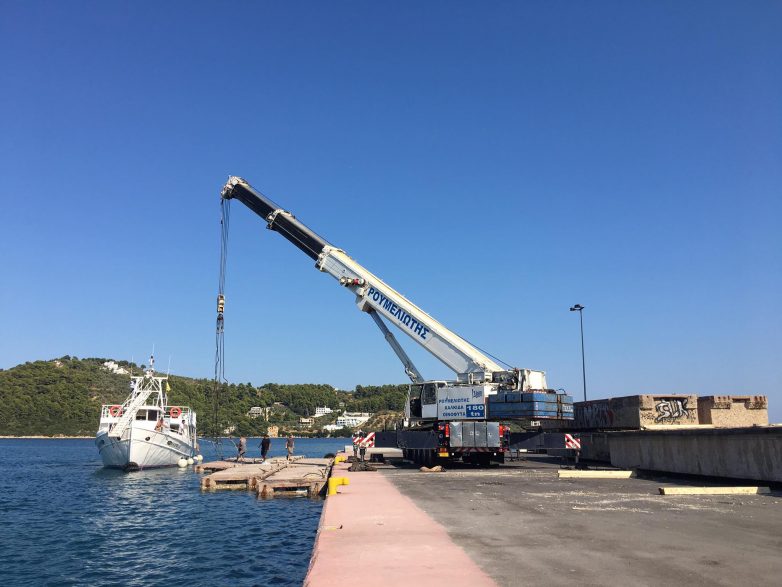 Πλωτές εξέδρες στον Τουριστικό Λιμένα Σκιάθου