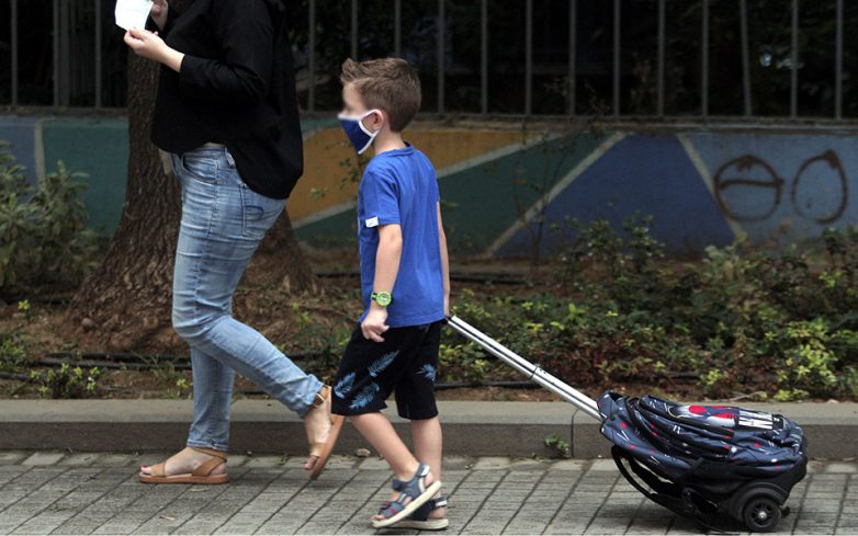 Διακόπτεται η παραγωγή μασκών για τους μαθητές