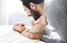 Άδεια και στους πατέρες για δύο μήνες όταν γεννιέται το παιδί