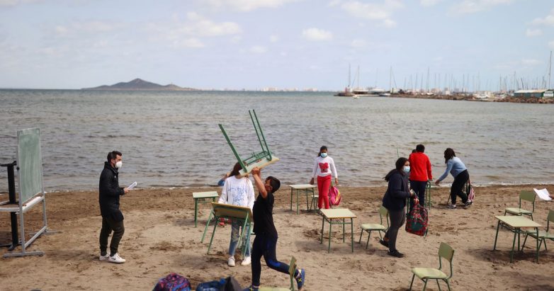 Ισπανία: Ένα σχολείο δίπλα στη θάλασσα εξαιτίας του κορωναϊού
