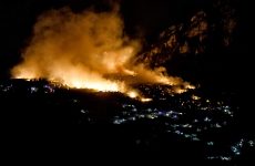 Φωτιά στον Σχίνο: Ολονύχτια μάχη με φλόγες και θυελλώδεις ανέμους