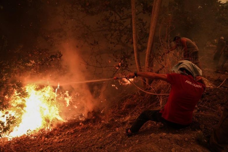Φωτιά στην Εύβοια: Ολονύχτια μάχη με τις αναζωπυρώσεις – Υπεράνθρωπες προσπάθειες πυροσβεστών και κατοίκων