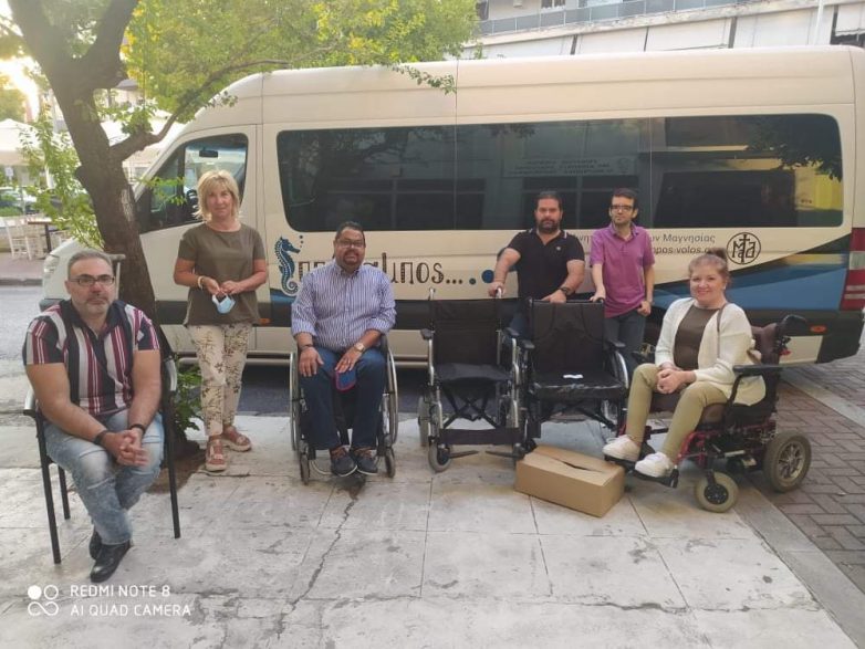 Δύο αναπηρικά αμαξίδια από το σωματείο “Ιππόκαμπος” στον δήμο Ρήγα Φεραίου