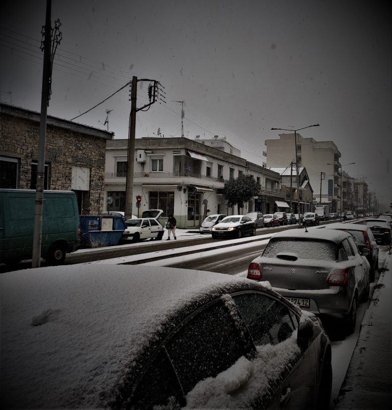 Έντονη η χιονόπτωση στο Βόλο και περιφερειακά 