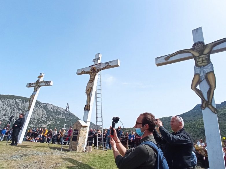 Αναβίωσε η τελετή της αποκαθήλωσης στον λόφο της Παναγίας Ξενιάς